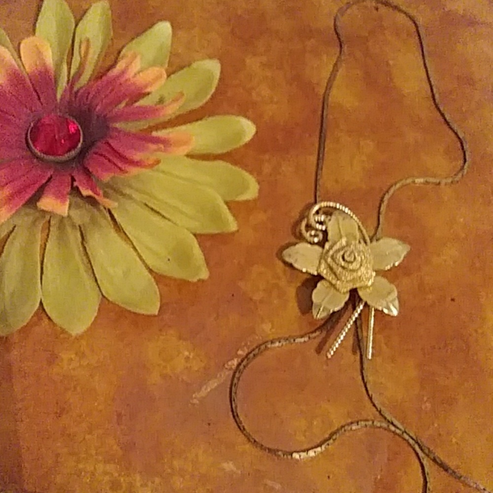 NWT RETRO LOOK ADJUSTABLE GOLD ROSE NECKLACE - Picture 3 of 5